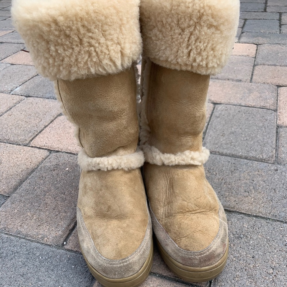 UGGS SIZE 8 BEIGE (#1)